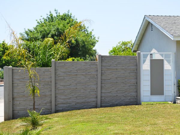 Betónové ploty sú spoľahlivou ochranou a štýlovou výzdobou pozemku